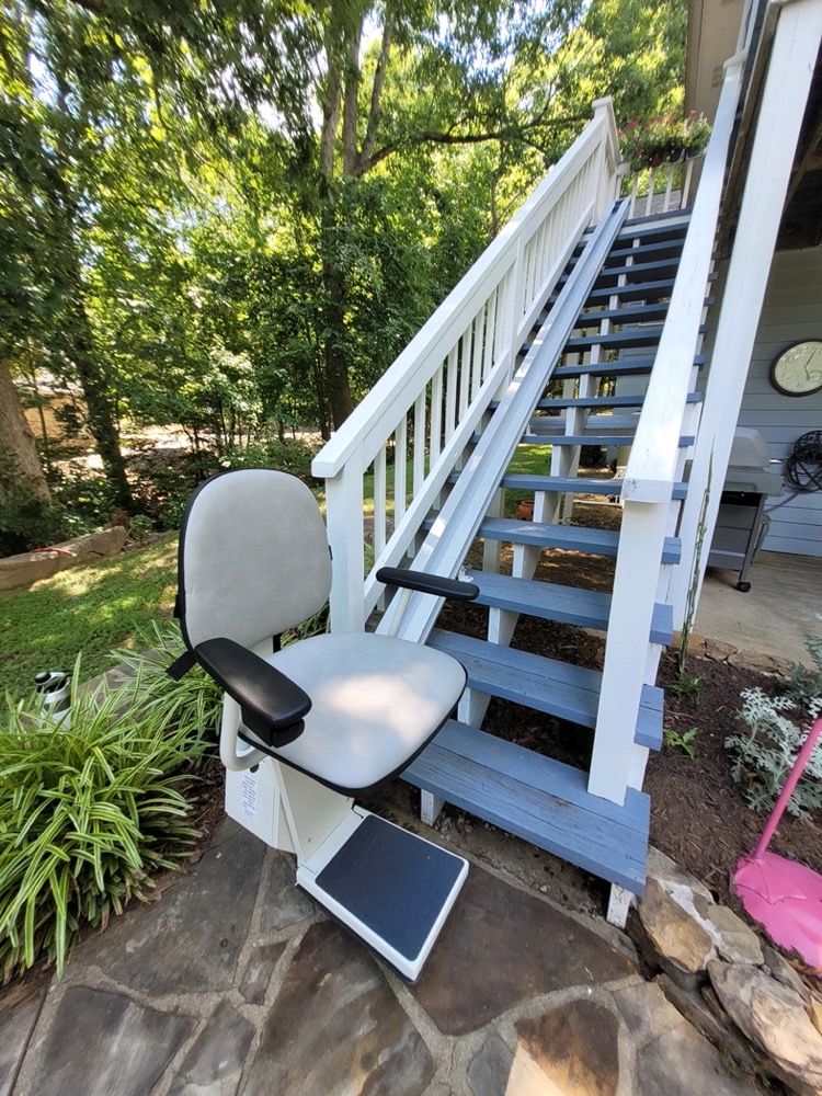 Legacy II Outdoor Straight Stairlift